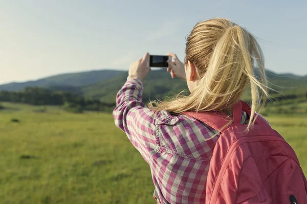 Hiking taking photo. — Stock Photo, Image