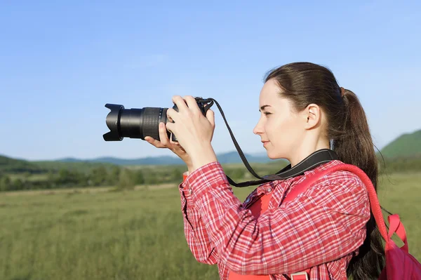 Vrouwelijke toeristische fotograferen op camera. — Stockfoto