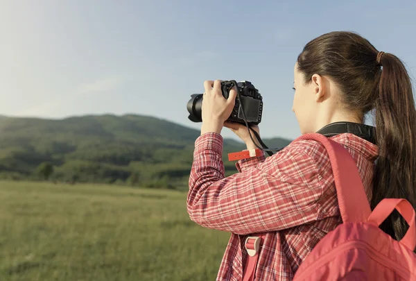 Turista femenina fotografiando en cámara . —  Fotos de Stock