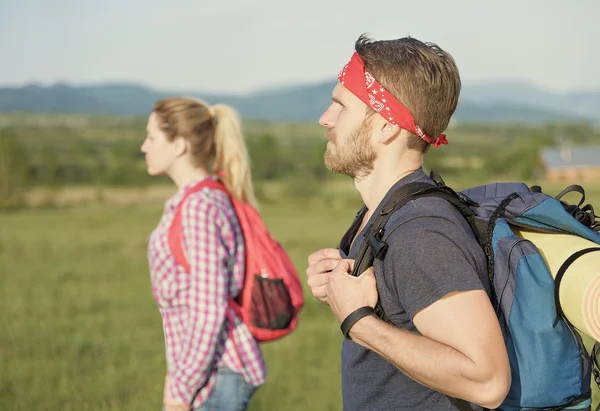 Pár turistů na přírodu. — Stock fotografie