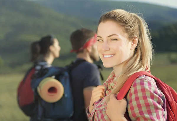 Přátel turistů v přírodě. — Stock fotografie