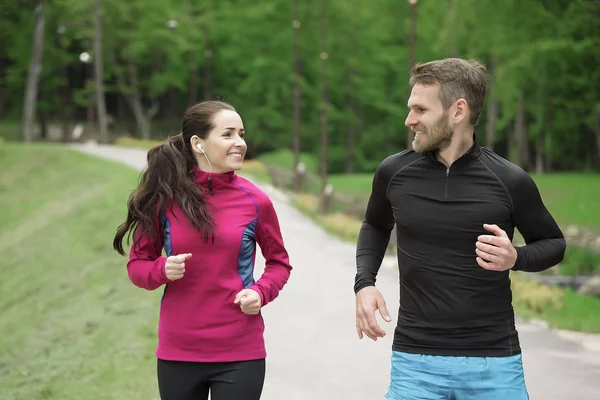 Pareja corriendo en el parque . — Foto de Stock