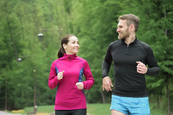 Pareja corriendo en el parque . —  Fotos de Stock