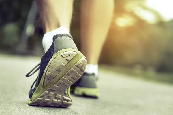 Athlète coureur pieds courir sur la route. — Photo