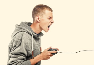 joystick 'li genç adam.