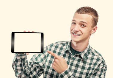 genç adam Tablet PC'yi kullanma