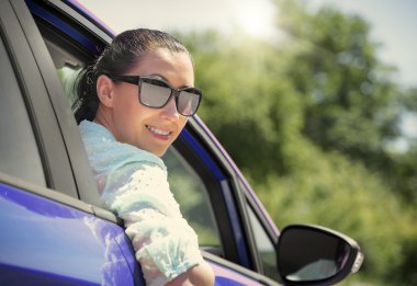 kadın kırmızı araba.