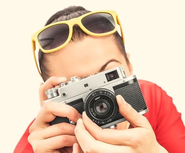 Menina com a câmera retro . — Fotografia de Stock