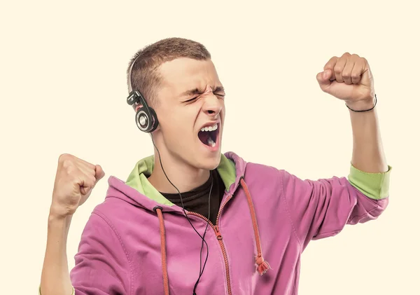 Hombre escuchando música con auriculares — Foto de Stock