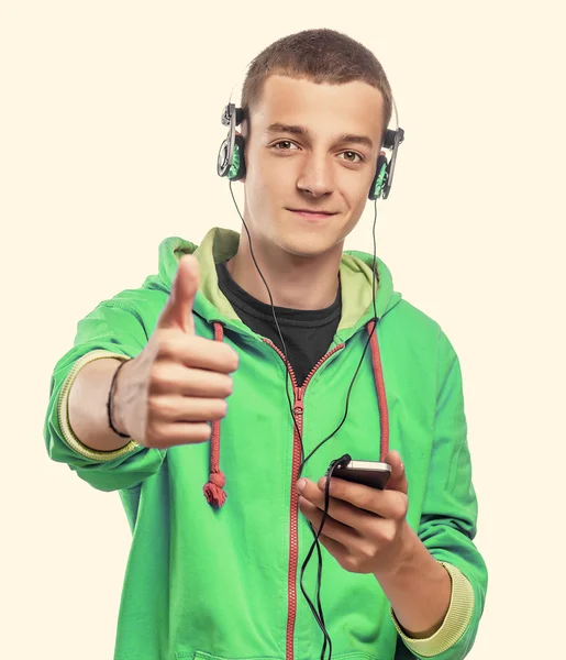 Tipo usando el teléfono con auriculares — Foto de Stock