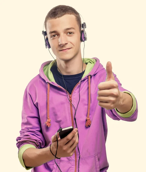 Tipo usando el teléfono con auriculares — Foto de Stock