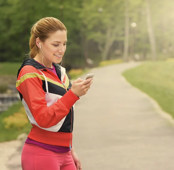 Señora corriendo en un parque — Foto de Stock