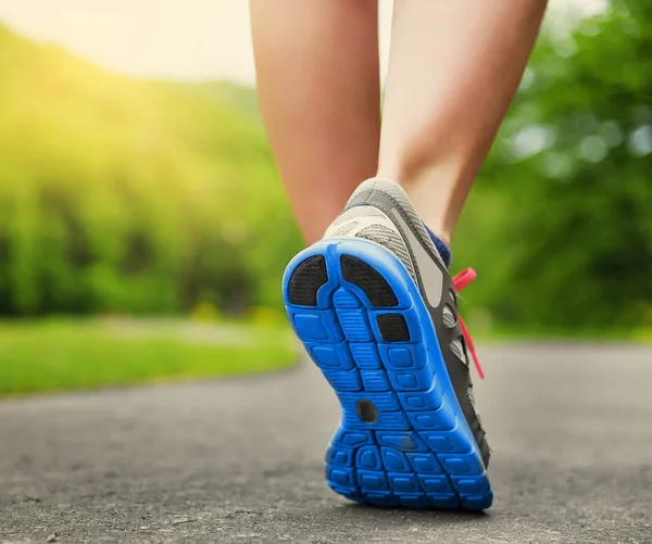 Mujeres piernas en zapatos . — Foto de Stock