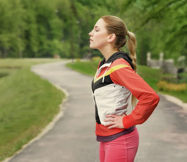 Mujer relajante después de correr . — Foto de Stock