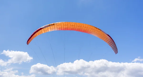 De kleurrijke parachute. — Stockfoto