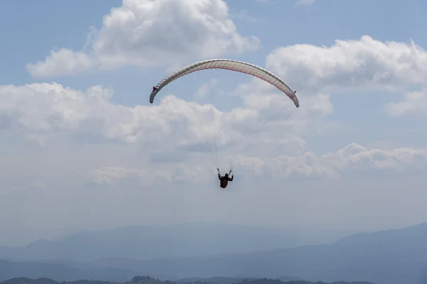 Paragliden in de lucht. — Stockfoto