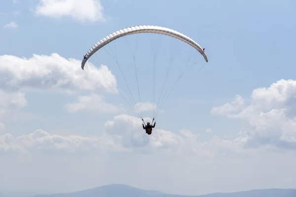 Paragliden in de lucht. — Stockfoto