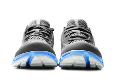 beyaz spor ayakkabı.