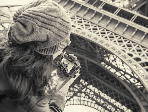 Девушка фотографировала Эйфелеву башню . — стоковое фото