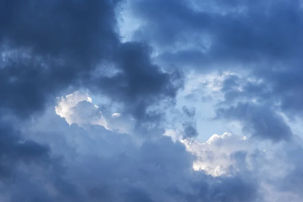 Dramatiska djupblå himmel. — Stockfoto
