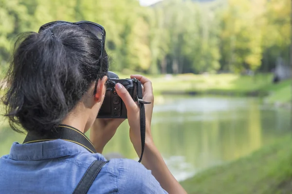 Photographe prend des photos . — Photo