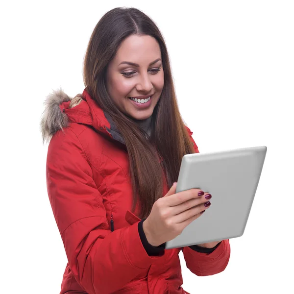 Schöne Frau in Winterjacke mit Tablet-PC. — Stockfoto