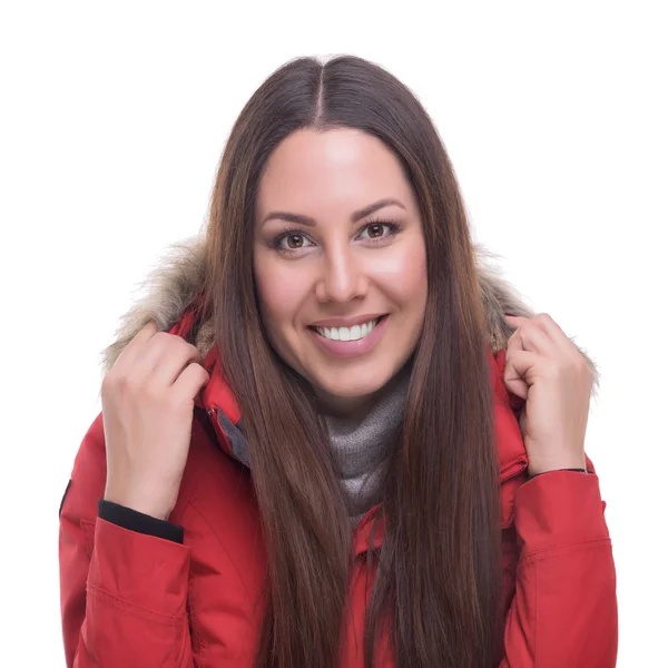 Красивая женщина в зимней красной куртке  . — стоковое фото