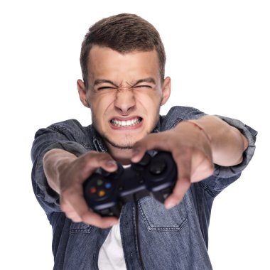 Genç adam konsol veya bilgisayarda oynama.