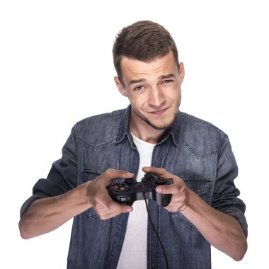 Genç adam konsol veya bilgisayarda oynama.