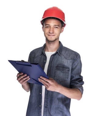 İnşaat kasklı genç adam..