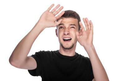 genç adam korku içinde dışarı onun elele.