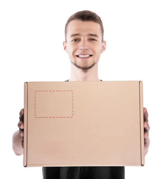 Jeune livreur souriant tenant et portant une boîte à cartes isolée sur fond blanc — Photo