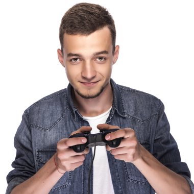 Genç adam konsol veya bilgisayarda oynama.