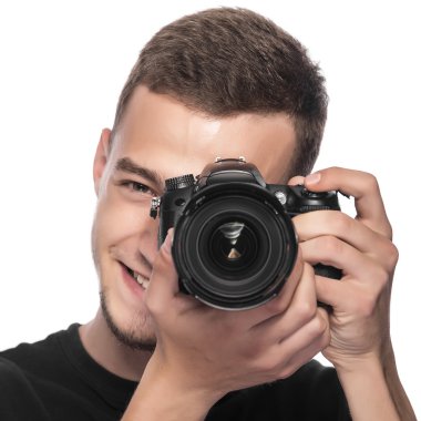 Bir Dslr kamera tutarak yakışıklı genç.