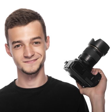 Bir Dslr kamera tutarak yakışıklı genç.