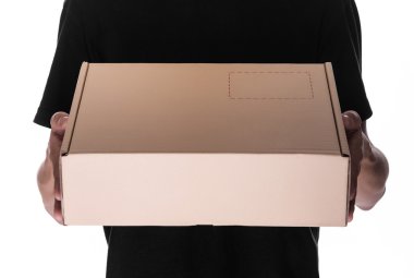Bir cardbox holding teslimatçı.