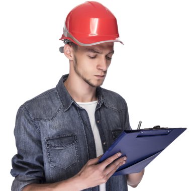 İnşaat kasklı genç adam..