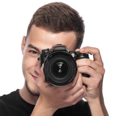 Bir Dslr kamera tutarak yakışıklı genç.