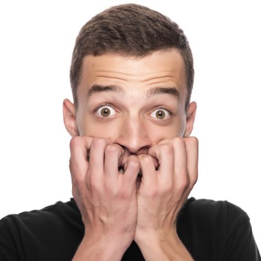 Yakışıklı adam korkuyor.