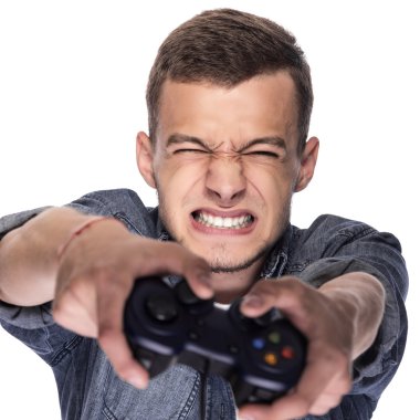 Genç adam konsol veya bilgisayarda oynama.