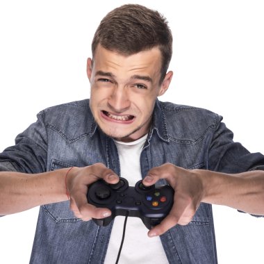 Genç adam konsol veya bilgisayarda oynama.