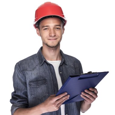 İnşaat kasklı genç adam..