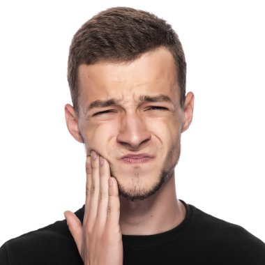 Diş ağrısı. Yüz el ile kapalı olan bir adam portresi.