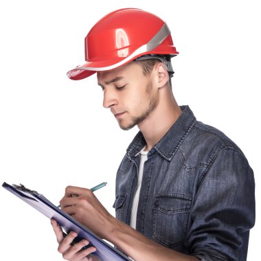 İnşaat kasklı genç adam..