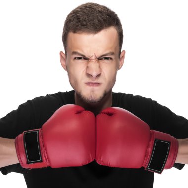 Genç adam kırmızı boks eldiven.
