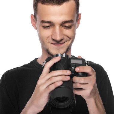 Bir Dslr kamera tutarak yakışıklı genç.