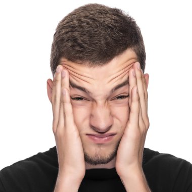 Adam gözlerini çarpı işareti ile.