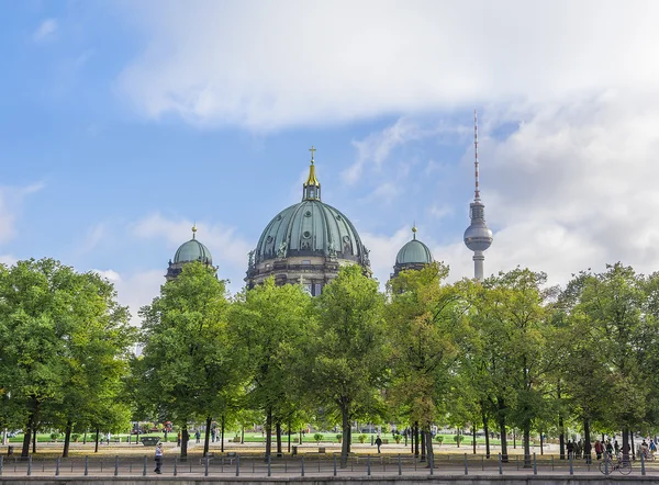 Katedra w Berlinie i Berlin Tv tower — Zdjęcie stockowe