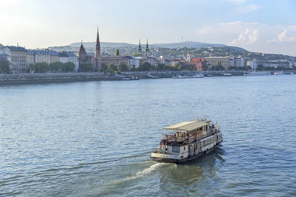 Transport par eau en Budapest . — Photo