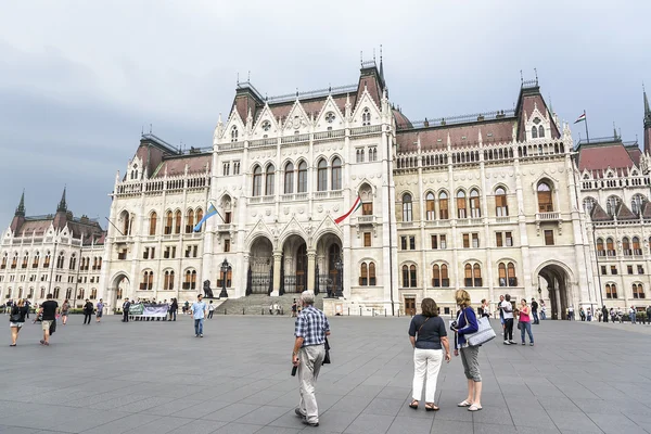 Vista lateral del parlamento húngaro . — Foto de Stock